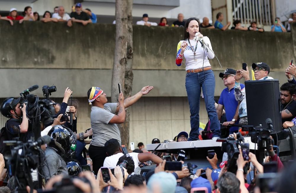 Seguidores de la líder antichavista María Corina Machado sostienen banderas este jueves, en una manifestación en Caracas (Venezuela). Machado anunció, a un día de la toma de posesión presidencial, el comienzo de una nueva fase del proceso para la libertad de Venezuela, y pidió a los ciudadanos estar atentos a las señales sobre los próximos pasos. Foto: EFE/ Miguel Gutiérrez