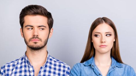 Una persona que mira de reojo de manera constante genera curiosidad por los múltiples significados que tiene esa expresión.