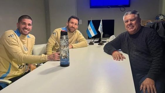 Messi y Tapia repitieron la última cábala del mate antes de las Eliminatorias Sudamericanas. Messi y Tapia repitieron la última cábala del mate antes de las Eliminatorias Sudamericanas.