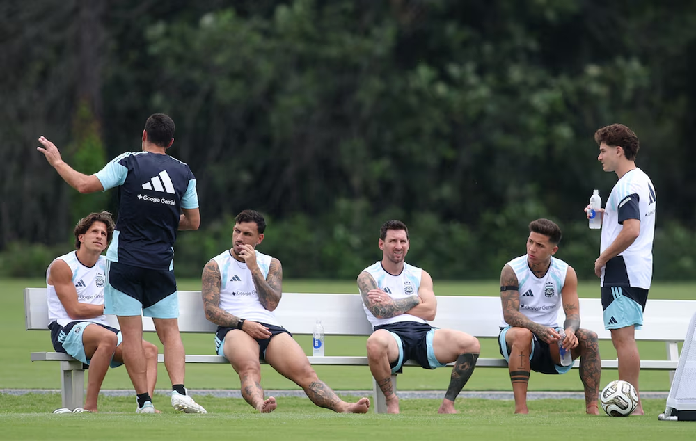 El entrenador Lionel Scaloni dialoga con algunos jugadores en la previa a la práctica de la jornada de hoy, tras el triunfo frente a Inglaterra.&nbsp;