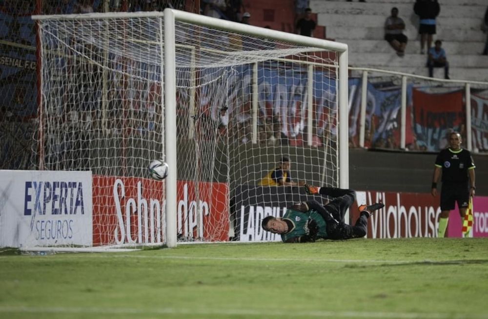Joaquín Mattalía, el arquero cordobés de Chaco For Ever, que tuvo su noche de gloria ante Arsenal de Sarandí por Copa Argentina. Fue la figura. (Prensa Copa Argentina).