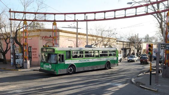 Los troles canadienses New Flyer fueron uno de los últimos modelos en recorrer las calles de Mendoza. Se compraron 80 unidades durante el gobierno de Celso Jaque. | Foto: archivo / Los Andes