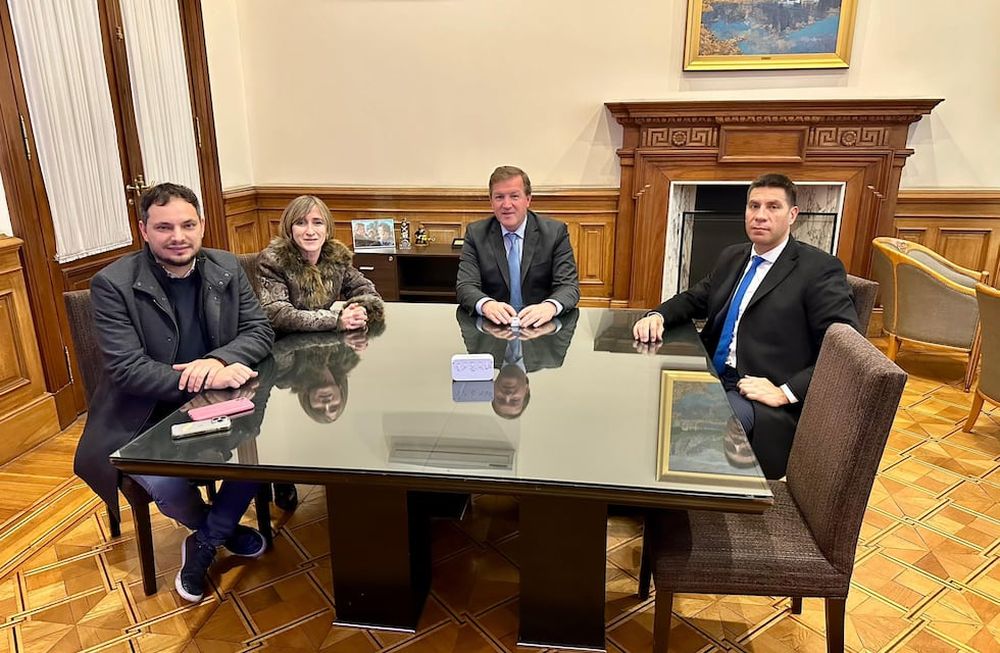Junto a Eduardo Serenellini, aparecen los diputados nacionales mendocinos Álvaro Martínez, Mercedes Llano y Facundo Correa Llano, los tres declarados personas no gratas por el consejo superior de la UNCuyo al votar a favor del veto de Milei a la ley de financiamiento universitario.