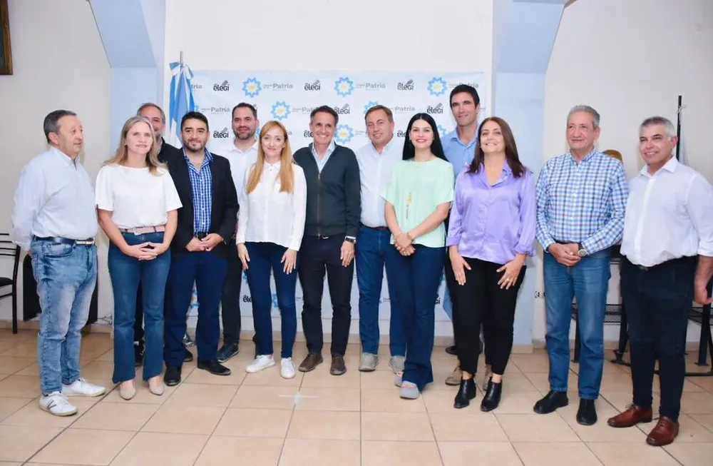 El PJ mantiene la unidad en el reparto de cargos legislativos. En una visita del ministro de Obras Públicas de la Nación, Gabriel Katopodis posaron todos juntos.