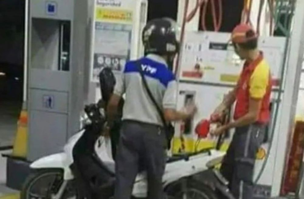 “Una foto que dice mucho más que mil palabras, escribió Javier Milei en el posteo que fue desmentido por el propio playero de Shell. Foto: Captura de Instagram.