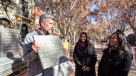 Ulpiano Suarez visitó las obras que se están realizando sobre las veredas de calle Godoy Cruz