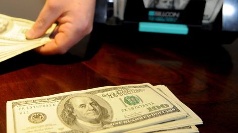 Dólar: cómo detectar si un billete de 100 es falso