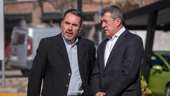 Martín Marinucci, presidente de Trenes Argentinos junto a Gabriela Lizana, representante de la Secretaría de Producción de la Nación, realizaron la comprobación del estado de las vías y el análisis de futuras reparaciones para lograr la puesta en funcionamiento del tren de pasajeros de Mendoza.Foto: Ignacio Blanco / Los Andes