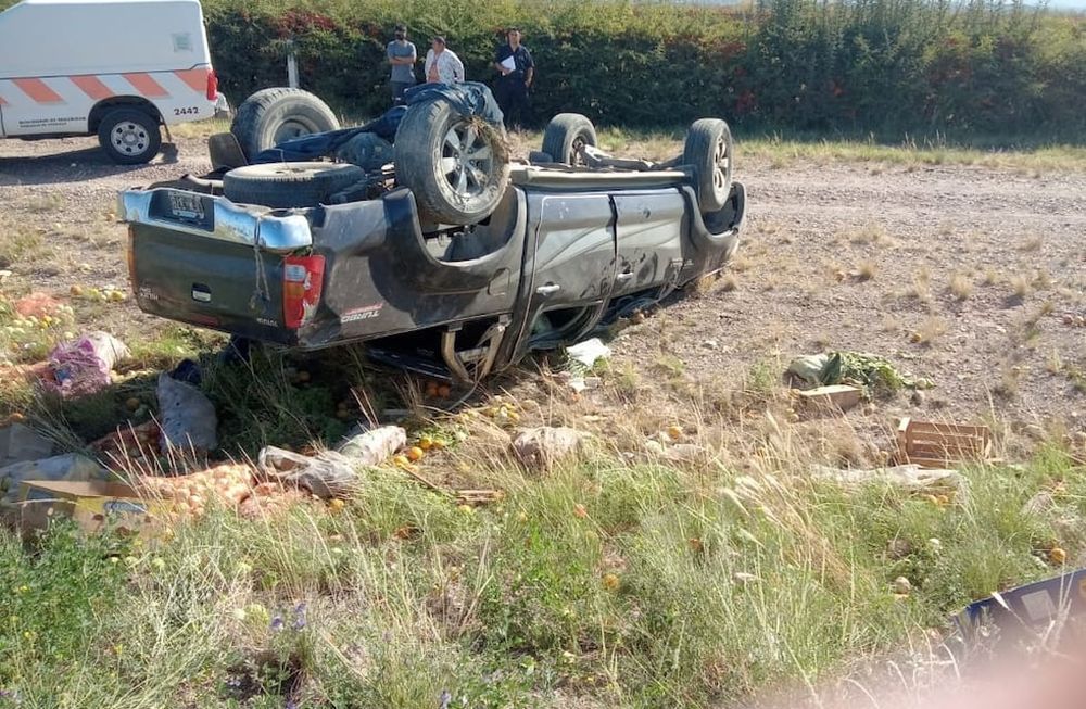 La mujer quedó atrapada dentro de la camioneta volcada en la ruta 40. Foto: Prensa Ministerio de Seguridad
