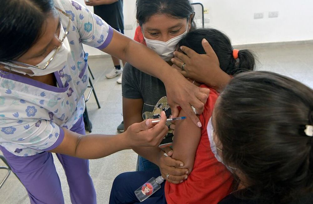 Mendoza recibe más de 40 mil vacunas ARNm contra el CovidEn la foto, Escuela Carmen Ulloa, de la Primavera. Foto: Orlando Pelichotti / Los Andes