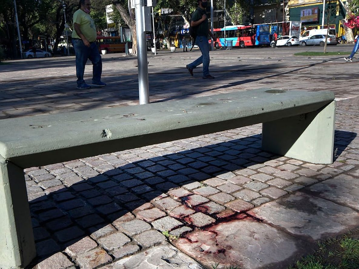 Caso Juan GarcíaEl asesinato se produjo cerca de las 1.05 en un banco de la Alameda, cerca de San Martín y Córdoba y la victima resultó ser Juan García, un hombre de 51 años domiciliado en el barrio Andino del complejo La Favorita de Ciudad, en tanto que el presunto autor de homicidio fue identificado como Esteban Zárate, un hombre de 39 años con una discapacidad en una de sus piernas y que vive en situación de calle.Foto: Orlando Pelichotti