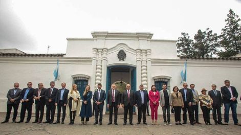 Los Andes | La comitiva de senadores oficialistas junto al gobernador y al jefe de Gabinete en la Casa Histórica de Tucumán (Foto: Senadores FdT)