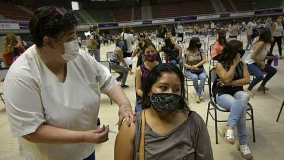 En el Aconcagua Arena comenzó la campaña de vacunación a docentes mendocinos, como parte de la lucha contra el Covid-19. Vacunarán a 5.000 docentes por día. | Foto: Orlando Pelichotti.