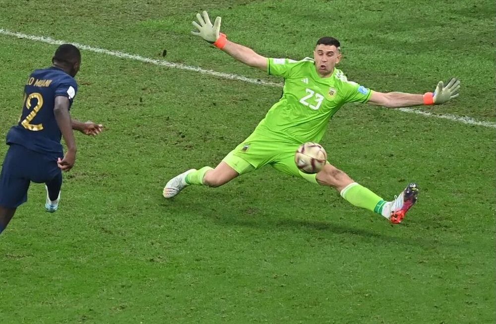 Le extraordinaria atajada de Dibu Mart&iacute;nez al franc&eacute;s Kolo Muani la final del Mundial de Qatar 2022.