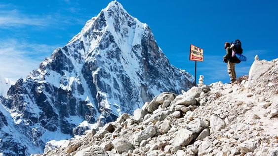 El Monte Everest tiene el récord de ser la montaña más alta del mundo, cuya cima se eleva a 8.848 metros de altura. (Gentileza: Shutterstock)