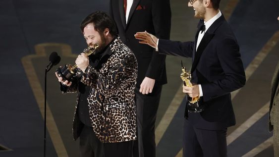 James Martin junto a Ross White y Tom Berkeley después de ganar el Oscar al Mejor Cortometraje de Acción en Vivo por An Irish Goodbye durante la 95ª ceremonia anual de los Premios de la Academia en el Dolby Theatre de Hollywood, Los Ángeles, California. Foto: EFE/EPA/ETIENNE LAURENT