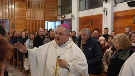 Monseñor Colombo frente a los fieles de San Cayetano, en Orfila.