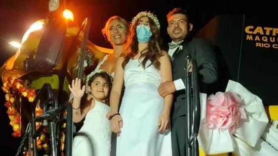 Walter Berter y Mariana Coria, quienes este fin de semana, luego de quince años de novios, decidieron casarse de una manera inédita: usaron una cosechadora para reemplazar al tradicional vehículo de boda.