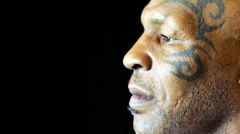 La imagen de Mike Tyson en un aeropuerto de Miami que preocupó a sus fans: en silla de ruedas y con un bastón. / Foto: AP
