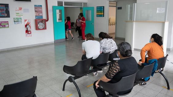 En el Ministerio de Salud provincial confirman la tendencia al aumento. En pacientes ambulatorios, la positividad aumenta desde fines de julio. | Foto: Ignacio Blanco / Los Andes