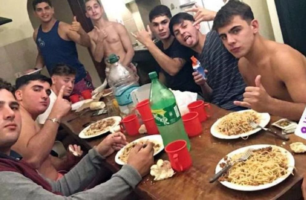 Aseguran que los rugbiers se cambiaron de ropa y fueron a comer hamburguesa tras el crimen