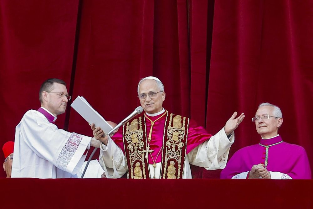 El recién elegido Papa León XIV, el cardenal Robert Francis Prevost de EE. UU., saluda a los fieles desde la logia central de la Basílica de San Pedro, Ciudad del Vaticano, el 8 de mayo de 2025. 