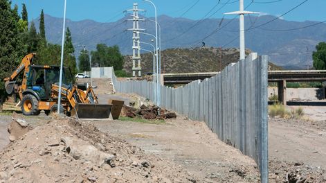 El levantamiento de la muralla se realiza sobre el área donde se han registrado los mayores hechos de inseguridad. Representará el 25% del cierre de todo el predio.