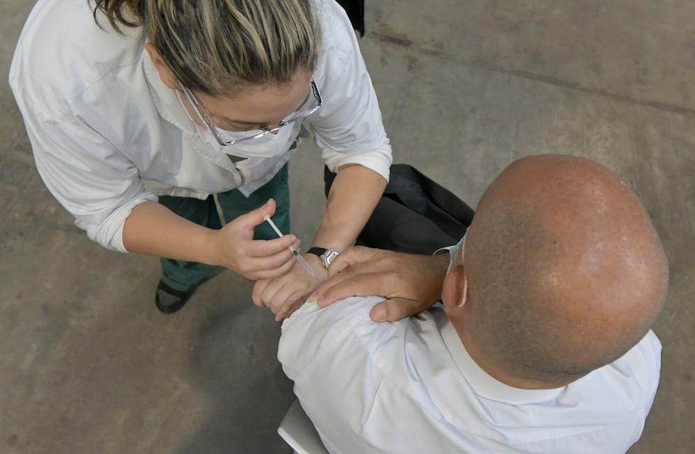 Los empleadores podrán “convocar al retorno a la actividad laboral presencial a los trabajadores” vacunados.Foto: Orlando Pelichotti/ Los Andes