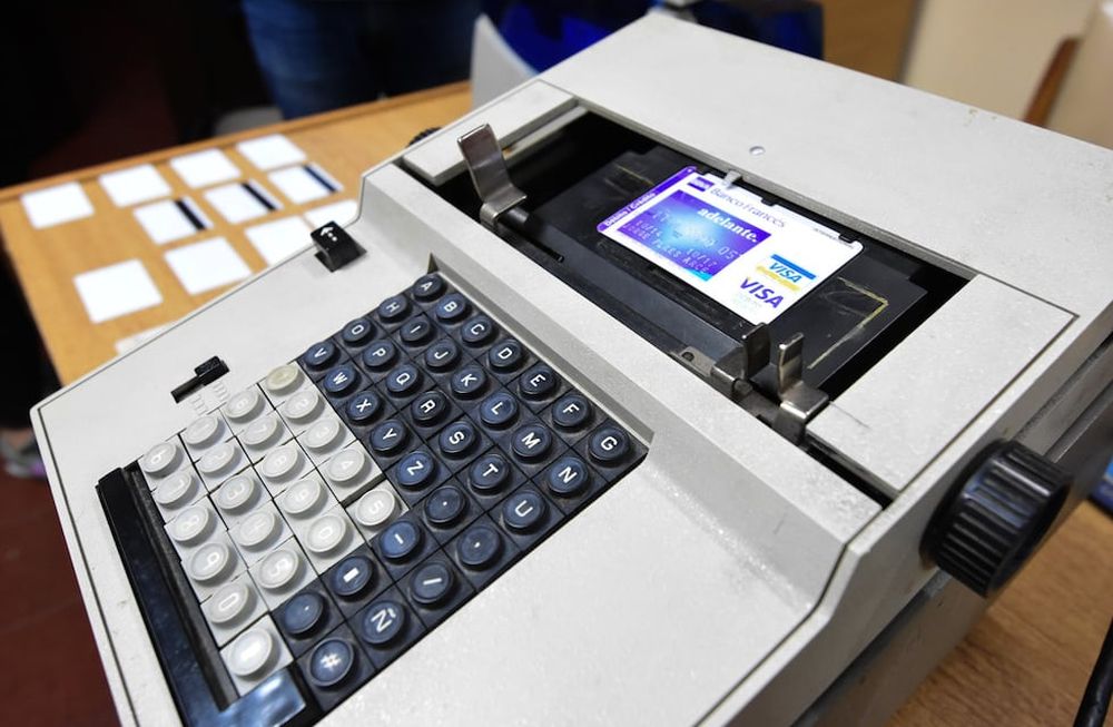 En primer plano, una máquina embosadora para replicar datos en los plásticos. De fondo, el resultado de la clonación. Este aparato sólo se consigue en el mercado negro. Foto: Mariana Villa/ Los Andes