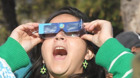 Los Andes | Mendocinos disfrutando del eclipse solar anular. Foto: Marcelo Rolland / Los Andes