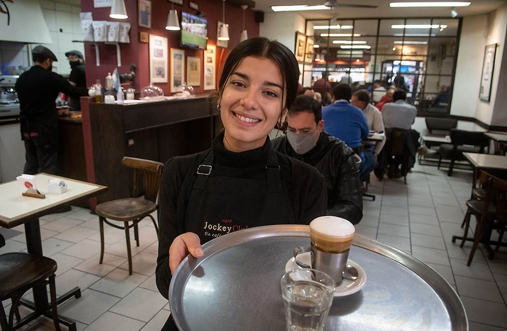 Melanie Piedras tiene grandes sueños y pone toda su vitalidad al servicio de un tradicional café de la Ciudad. Foto: Ignacio Blanco / Los Andes