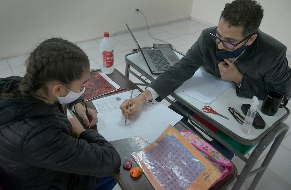 Quiero destacar la función mediadora de los docentes, entre lo que se les impone doctrinariamente y la libertad de elegir enseñar lo que se debe. Una cuestión de ética profesional. Foto: Orlando Pelichotti / Los Andes