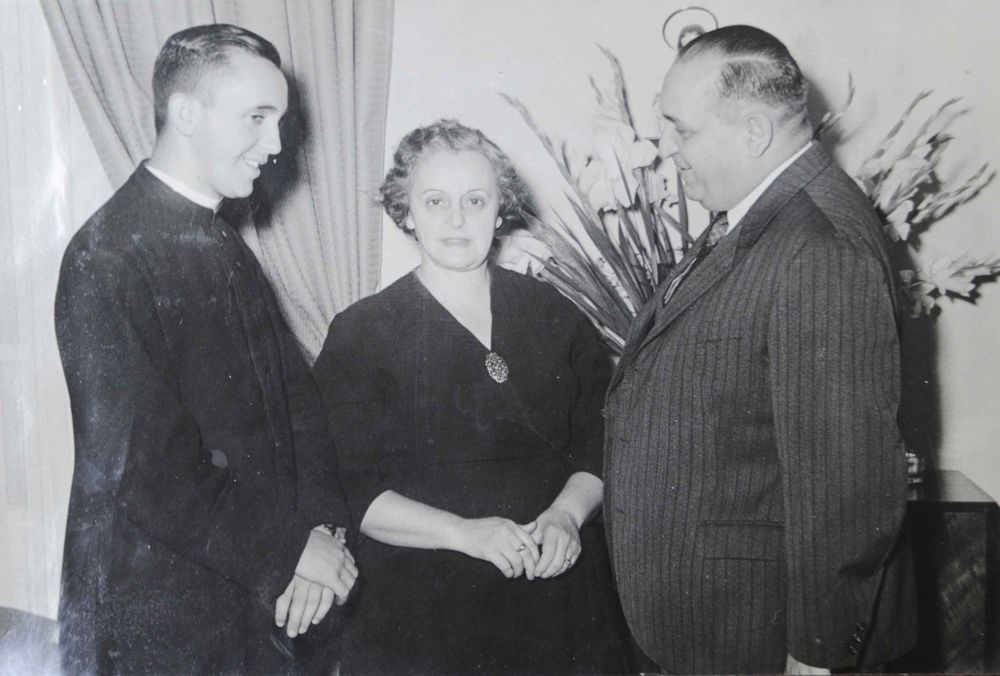 Fotografía sin fecha cedida por la hermana del papa Francisco, María Elena Bergoglio, de sus padres Regina Sívori (c) y Mario Bergoglio (d). El papa Francisco falleció este lunes a las 7.35 horas (5.35 GMT), a los 88 años de edad, en su residencia de la Casa Santa Marta, anunció en un vídeo mensaje el camarlengo, el cardenal Kevin Joseph Farrel.&nbsp;
