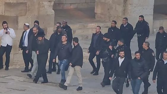 El ministro sionista y ultraderechista Itamar Ben Gvir visitó la Explanada de las Mezquitas rodeado de agentes de seguridad armados, en una situación extremadamente tensa que fue condenada por gran parte de la comunidad internacional.