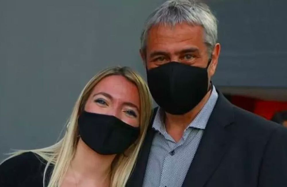 La joven vacunada junto a Jorge Ferraresi. (Foto: Twitter)