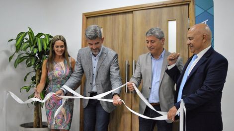 Raúl Olmos, propietario de la Red Basa (a la derecha) y el intendente de la Ciudad, Ulpiano Suárez.
