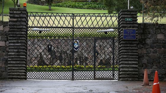 QUI01. QUITO (ECUADOR) 14/03/2023.- Fotografía de la entrada de la residencia de la embajada de Argentina en Ecuador, hoy, en Quito (Ecuador). El Ministerio de Relaciones Exteriores de Ecuador aseguró este martes que la embajada de Argentina se ha opuesto a entregar videos para esclarecer el escape de la exministra María de los Ángeles Duarte, quien estaba refugiada en la residencia de la sede diplomática desde hace más de dos años y medio para no ir a prisión por una condena por corrupción. EFE/ José Jácome