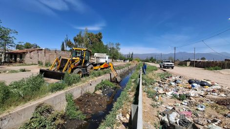Advierten que la basura arrojada por vecinos provoca anegamientos, crecidas e incluso incendios. Foto: Gentileza Gobierno de Mendoza