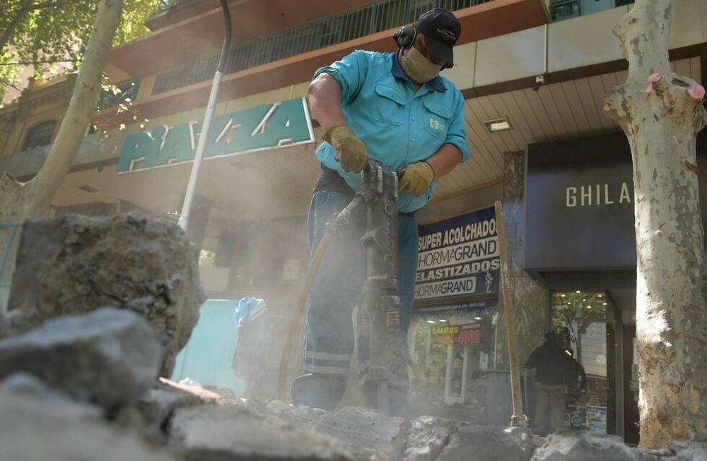 Primer recorte. La inversión en obra pública es lo primero que se regula cuando el rojo fiscal amenaza las cuentas. Foto: Orlando Pelichotti / Los Andes.