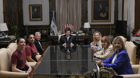 Milei recibió en Casa Rosada a la oficial Noelia Segura, cuya frase “¡Fílmeme, señora!” se volvió viral tras un operativo en la vía pública.