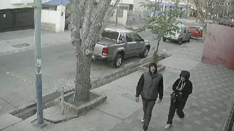 Los Andes | Una camara de seguridad de barrio Barraquero de Godoy Cruz registró unos merodeadores.