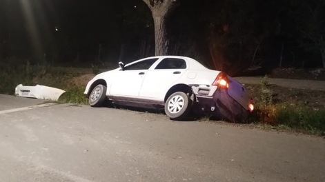 Un conductor ebrio perdió el dominio de su vehículo y terminó en una acequia