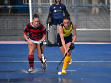 Hockey Césped. Las chicas de Los Tordos y Leonardo Murialdo tuvieron que hacer maravillas para poder jugar bajo la lluvia. Al final el triunfo fue para las Pajaritas orientadas por Franco Medici. Hockey Césped. Las chicas de Los Tordos y Leonardo Murialdo tuvieron que hacer maravillas para poder jugar bajo la lluvia. Al final el triunfo fue para las Pajaritas orientadas por Franco Medici.