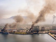 Foto aérea donde se ven columnas de humo tras reacciones violentas por el abatimiento de Nemesio Rubén Oseguera Cervantes, alias El Mencho, líder del Cártel Jalisco Nueva Generación (CJNG) este domingo, en Puerto Vallarta (México).