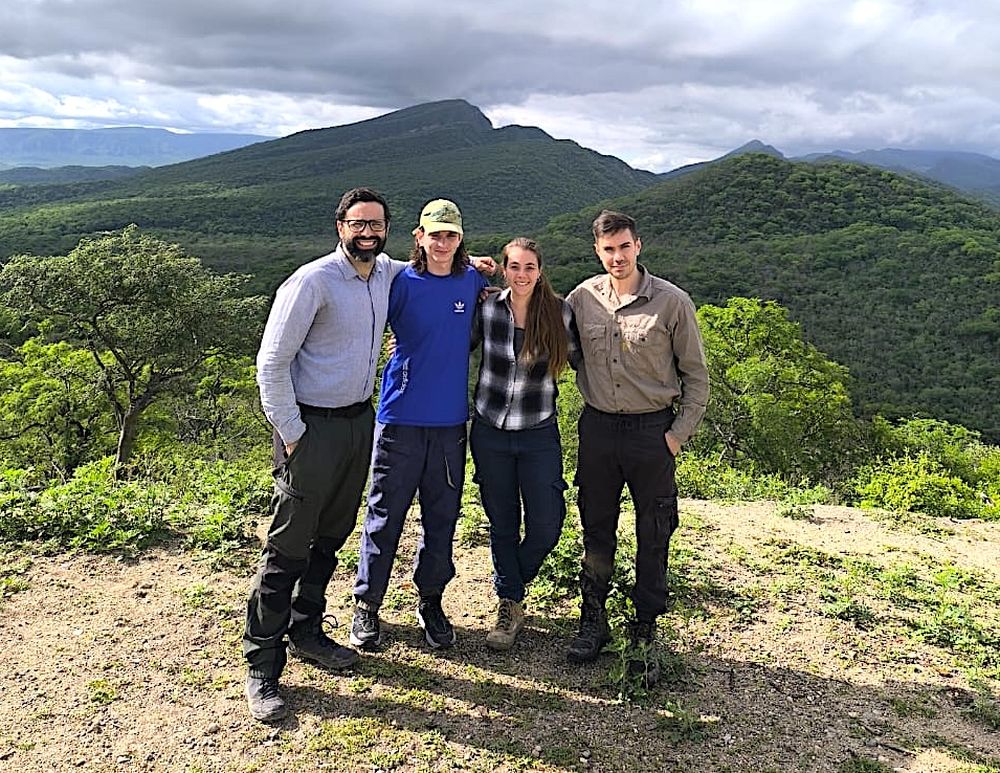 Equipo de trabajo. (izq. a der.): Geólogo Guido Alonso; estudiante de Geología UNT, Alejandro Krapovickas;  geóloga Lucía Rivadeneira, y geólogo Gabriel López Isla.