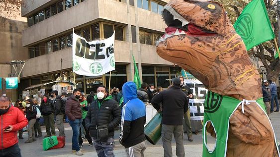 Ate acordó a última hora de este jueves pero los demás gremios recibirán aumento por decreto y se movilizarán durante el feriado. Foto : Orlando Pelichotti  / Los Andes
