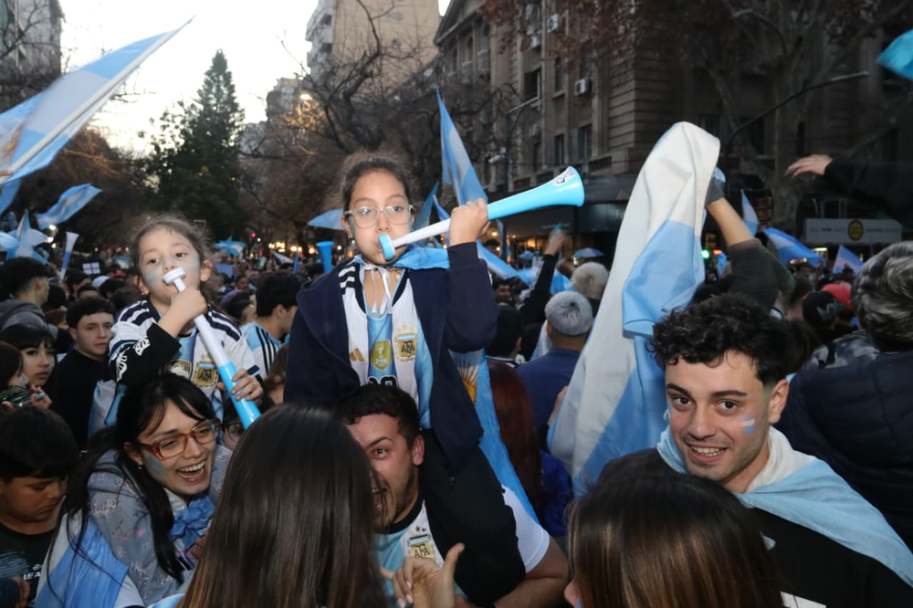 La victoria de la Selección transformó el centro mendocino en una gran fiesta popular. Entre bombos, trompetas y camisetas albicelestes, mendocinos y turistas contaron cómo vivieron un partido que volvió a hacer sufrir y soñar a todo un pueblo.