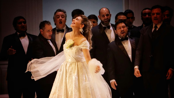 La soprano Laura Pisani en un momento del estreno de la ópera La Traviata&nbsp;en el Teatro del Bicentenario (San Juan).