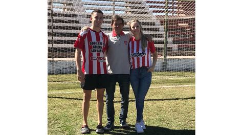 Los Andes | Raúl Pato Bernabé, acompañado de dos de sus hijos.