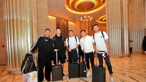 Los cordobeses Nahuel Molina y Julián Álvarez, más Rodrigo De Paul, Gerónimo Rulli y Juan Foyth se sumaron a la concentración del seleccionado argentino en Abu Dhabi. (@Argentina)